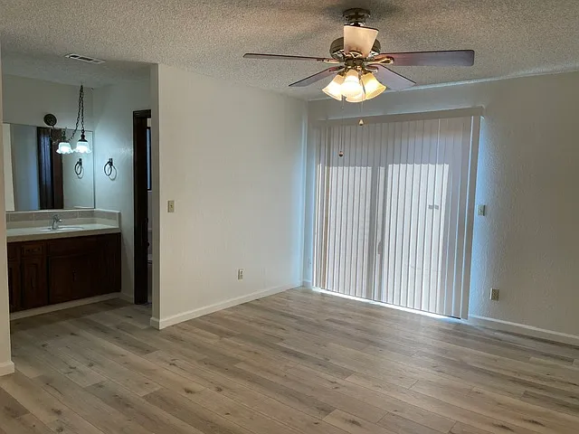 1653 Willow Ave — Photo 3