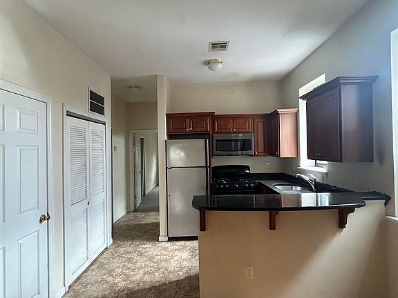 3rd image of 37 W 14th St