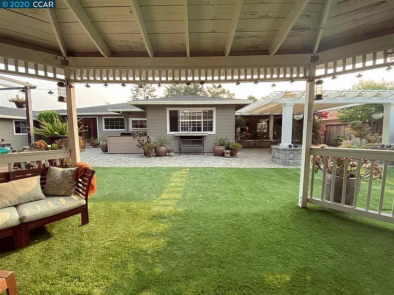Super private backyard, perfect for entertaining guests / parties