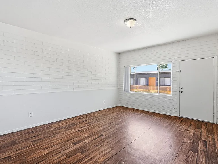Alvernon811-835 — Photo 20