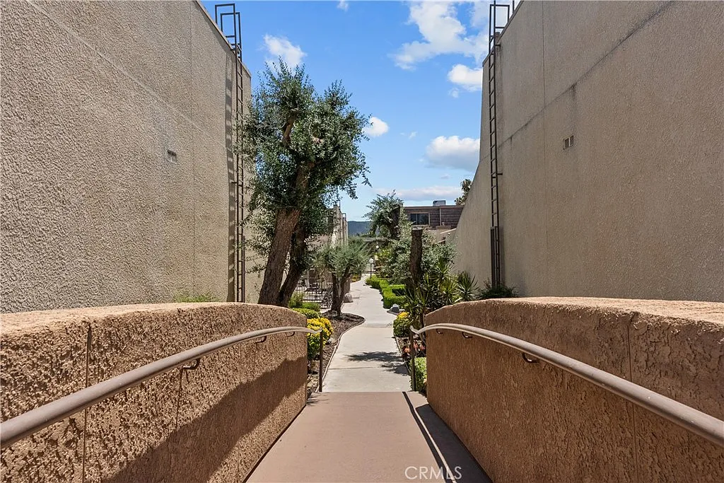 3 bed, 2.5 bath, 1659 sqft, $4,295 — Photo 3