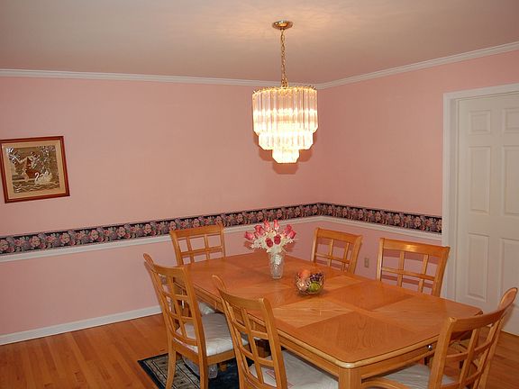 3rd image of 1074 Valerie Dr