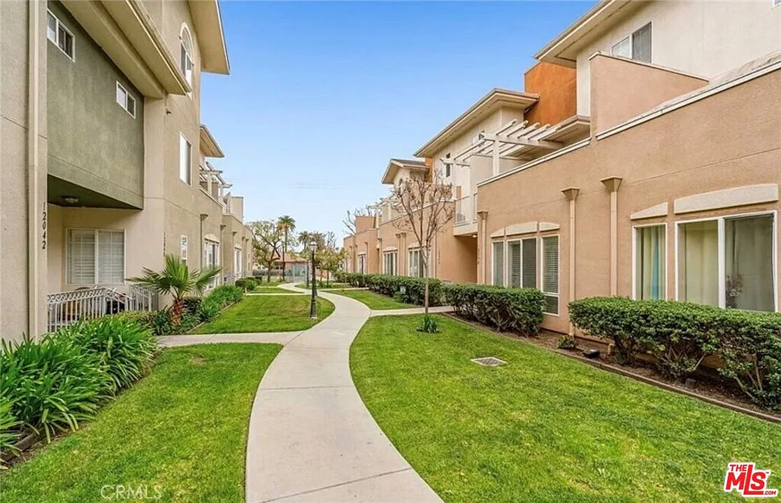 3 bed, 2.0 bath, 1400 sqft, $5,200 — Photo 1
