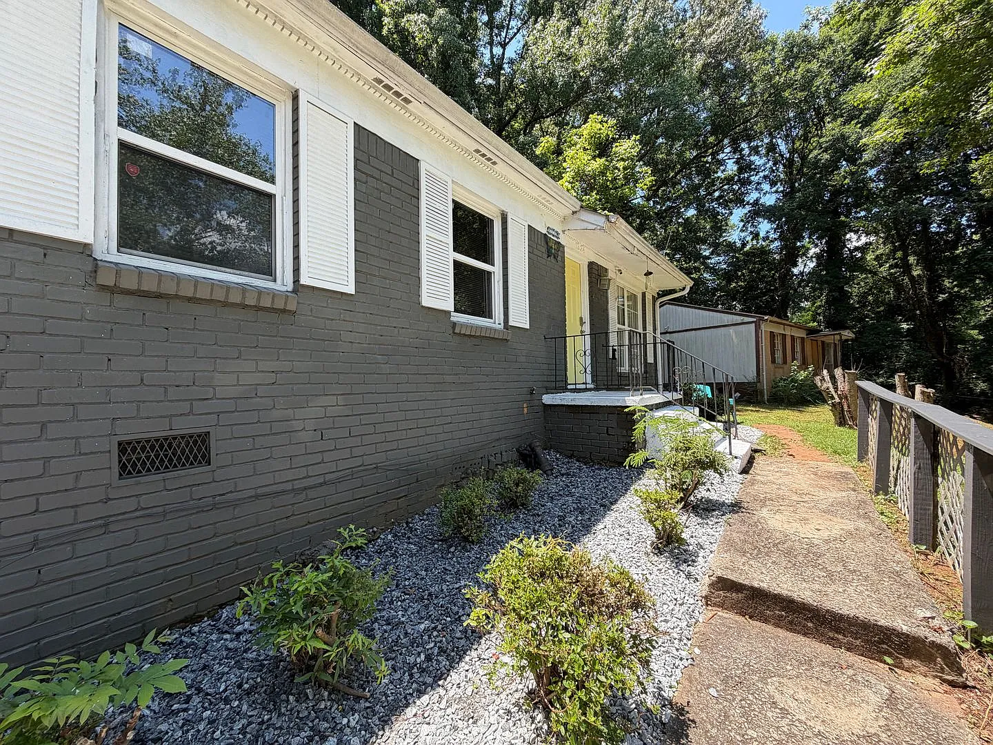 Cute House, Fenced Yard in in Thomasville Heights — Photo 2