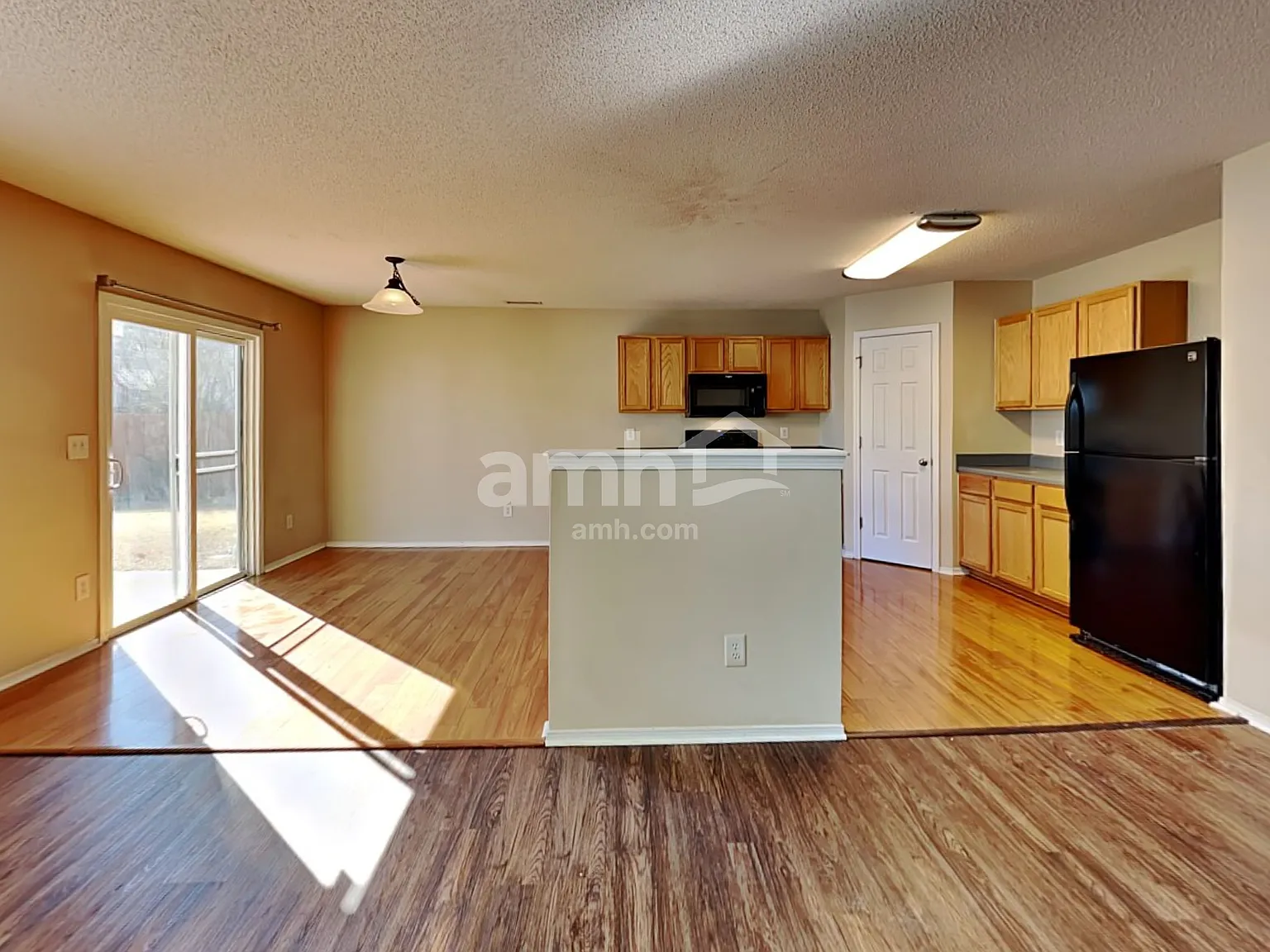 4 bed, 3.0 bath, 2340 sqft, $2,315 — Photo 4