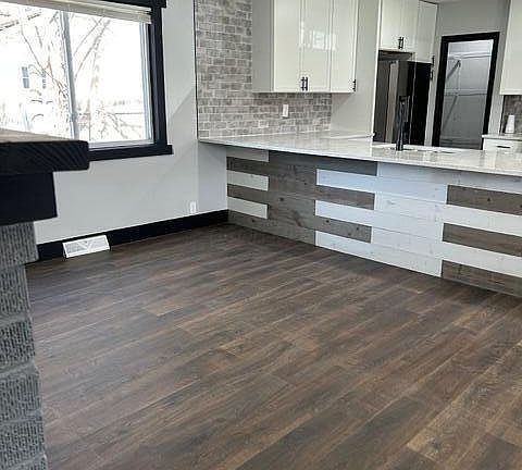 4th image of 2366 E Howard Rd