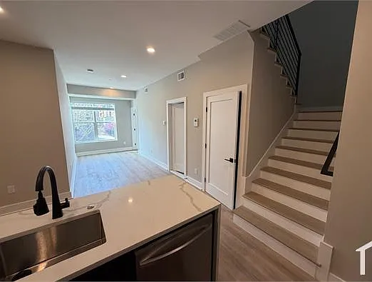 5 bed, 1423 sqft, $5,900 — Photo 2
