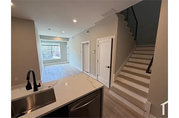Building Photo - 1806 D St NE #7