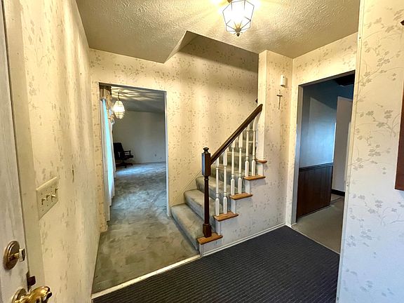 3rd image of 120 Brookvalley Dr