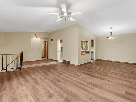 3rd image of 28957 Linden Ave