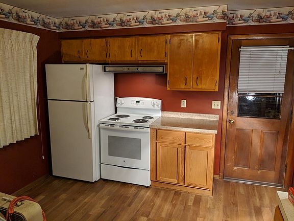 Kitchen 11.5'x15.5'. Refrigerator & stove/oven (new) included.