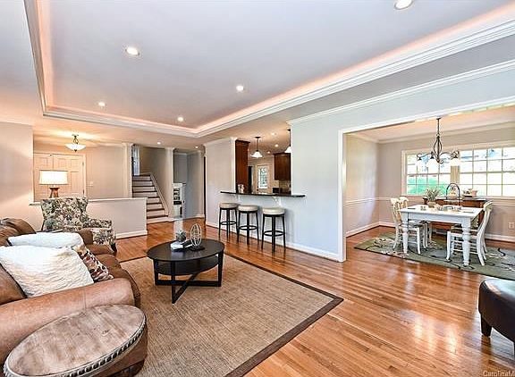 3rd image of 822 Wingrave Dr