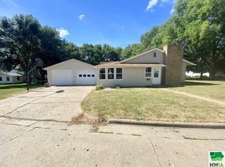 807 Colonial Cir, Storm Lake, IA 50588