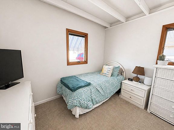 4th image of 104 E Thames Rd