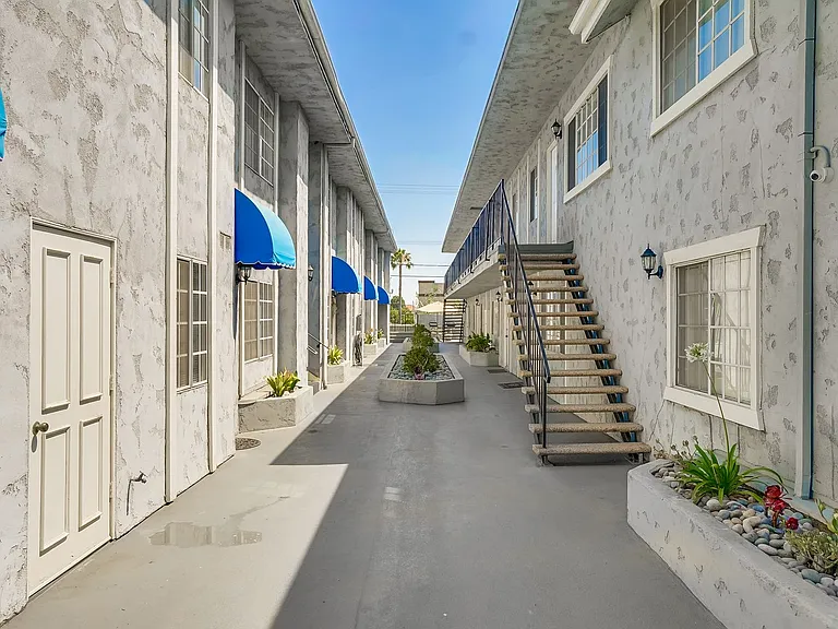 620 West Wilson — Photo 2