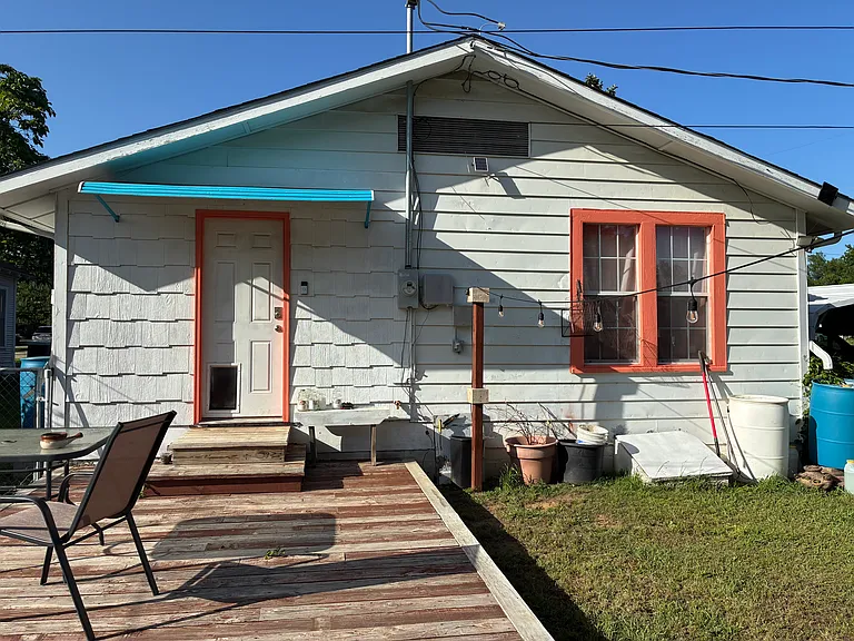 1021 W Liveoak St — Photo 11