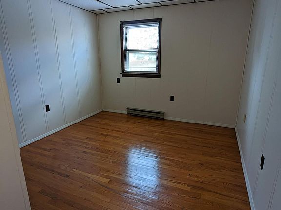4th image of 104 N Shoe Ln #7