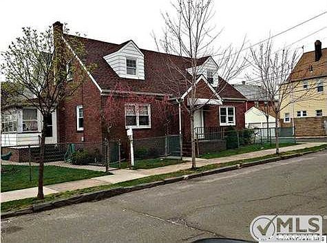 2nd image of 135 Randolph St
