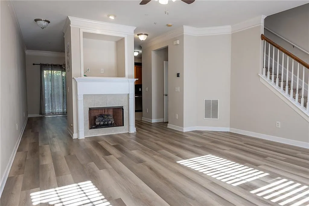 2 bed, 2.5 bath, 1435 sqft, $2,100 — Photo 3