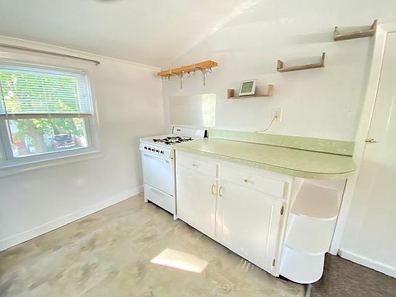 3rd image of 625 Pulaski Rd Floor 2