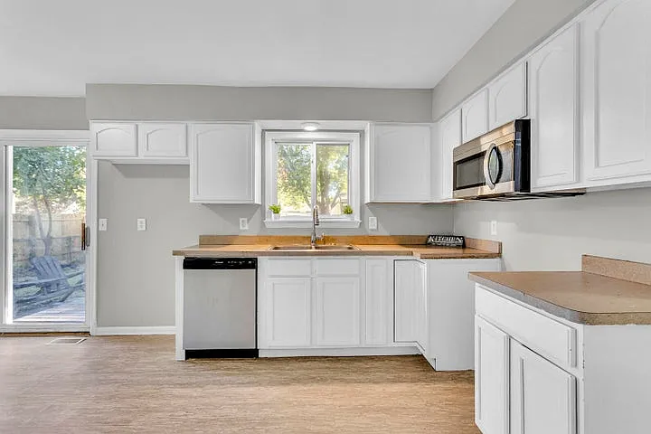 3815 Wedgewood Dr — Photo 3