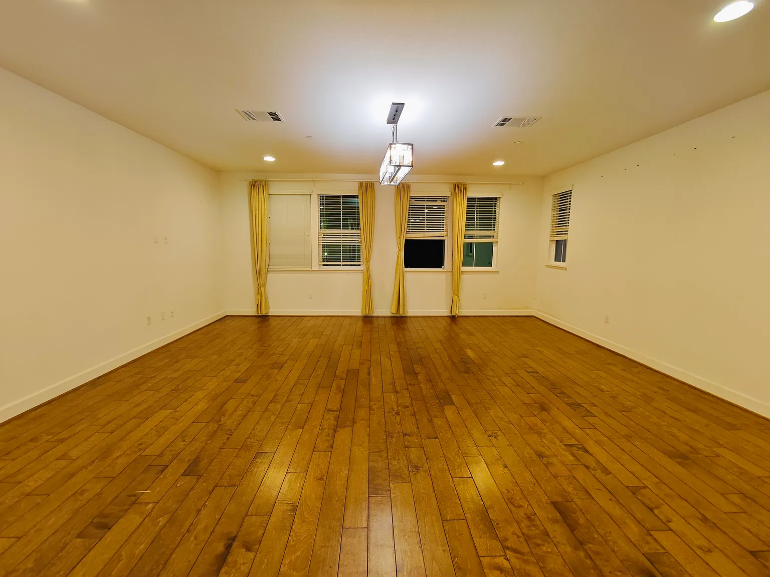 4 bed, 3.5 bath, 2135 sqft, $4,600 — Photo 3