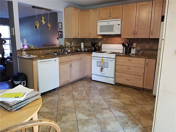 5th image of 2328 Montclaire St #B