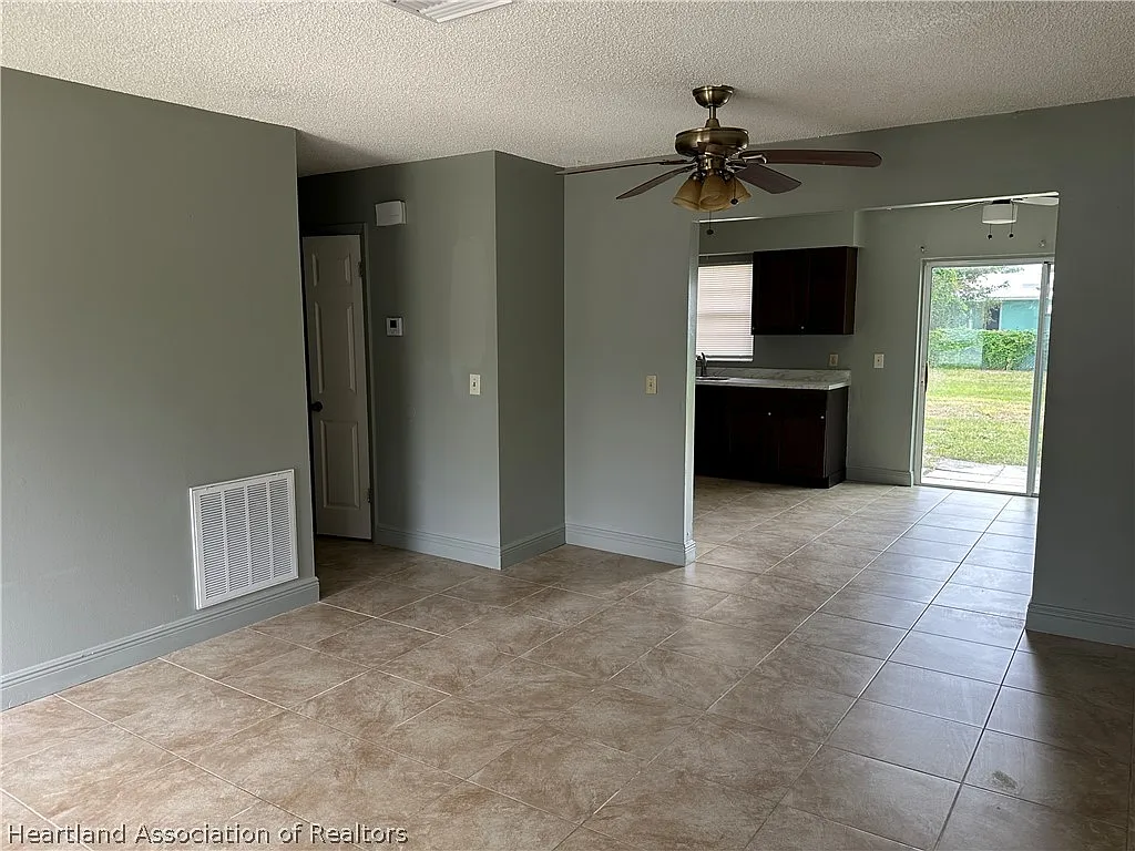 3 bed, 2.0 bath, 1149 sqft, $1,700 — Photo 3