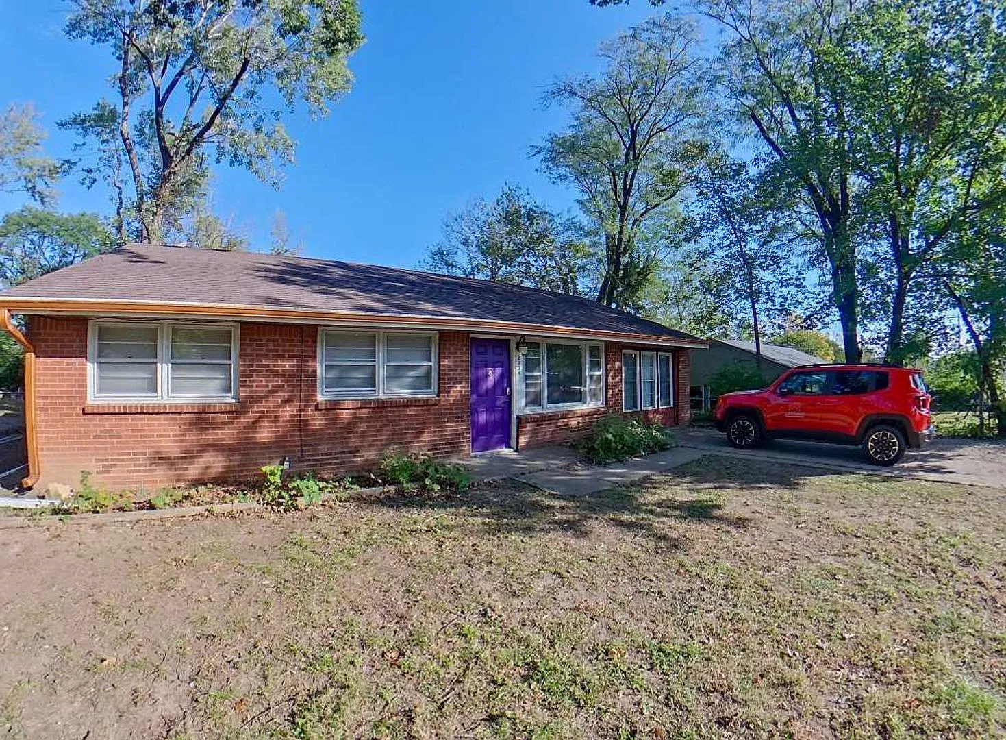 Remodeled & Pet-Friendly Near Campus + Washer/Dryer Included + Off-Street Parking! Available Nove... — Photo 2