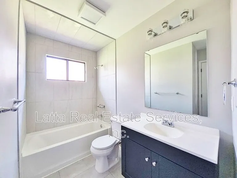 228 SE Bristol Dr — Photo 12