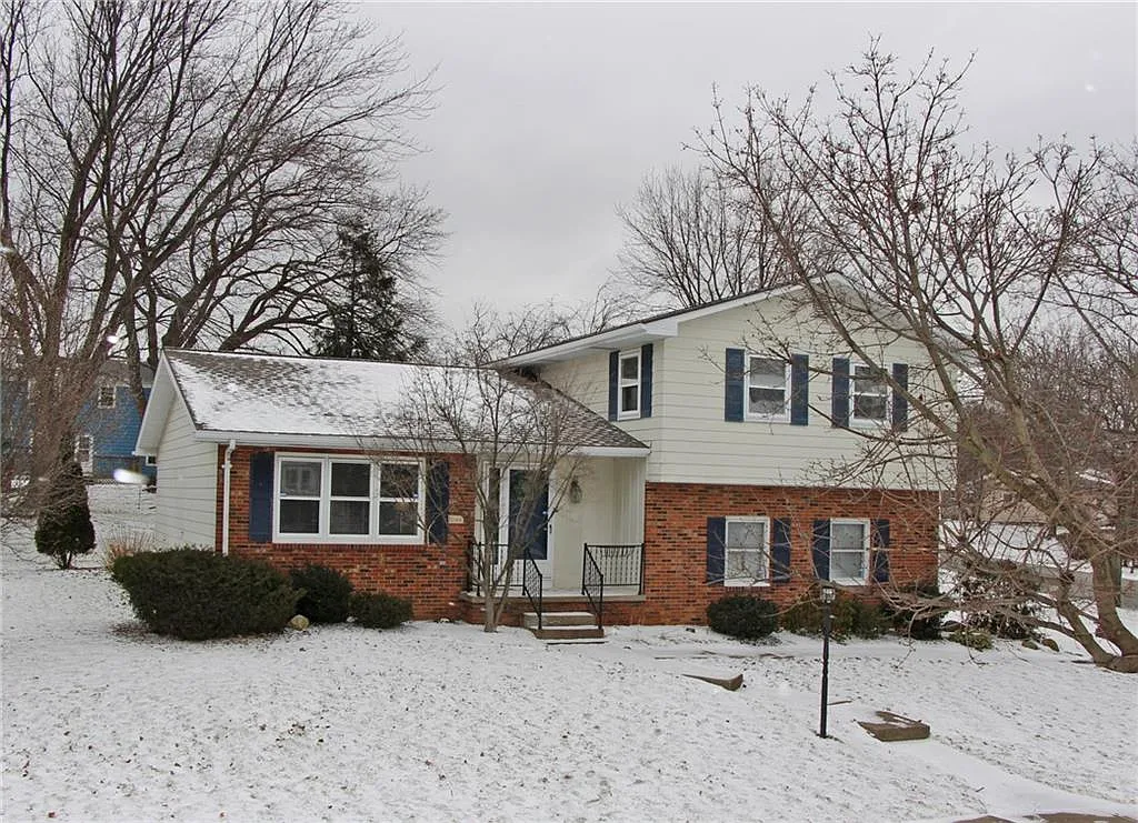 2046 Berkshire Ln photo 1