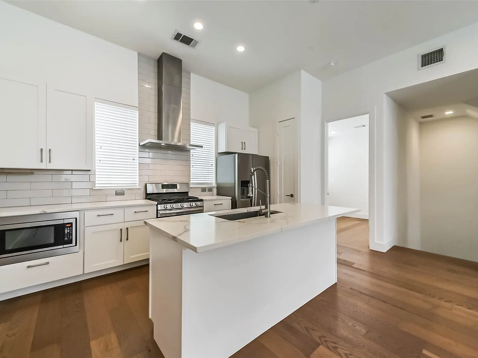 3 bed, 3.0 bath, 1893 sqft, $3,000 — Photo 4