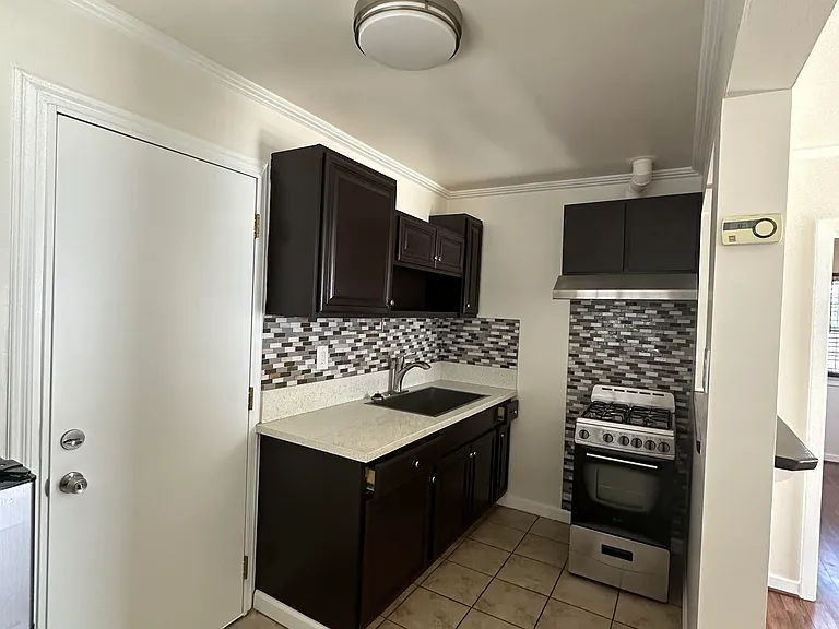 2919 N Gracia St — Photo 6