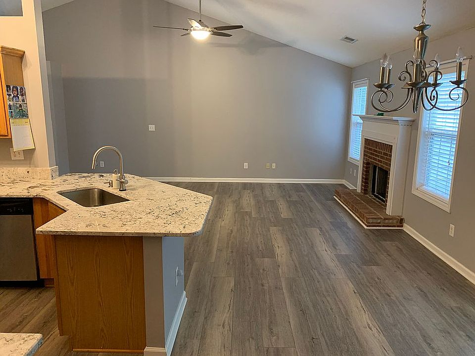 1st image of 418 Silverthorn Dr NW