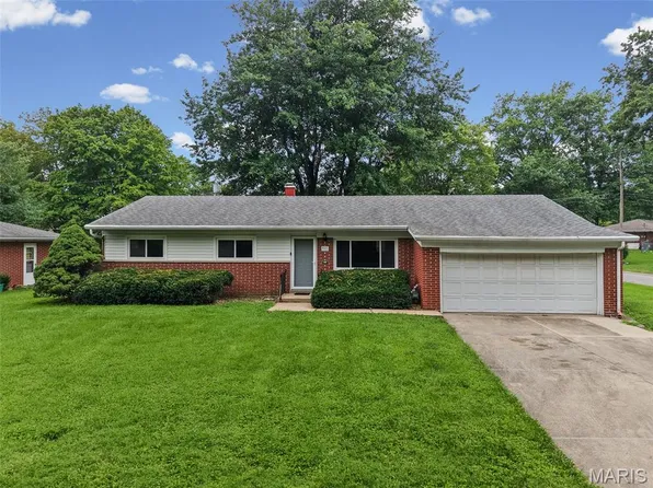 125 Chevy Chase Dr, Belleville, IL 62223