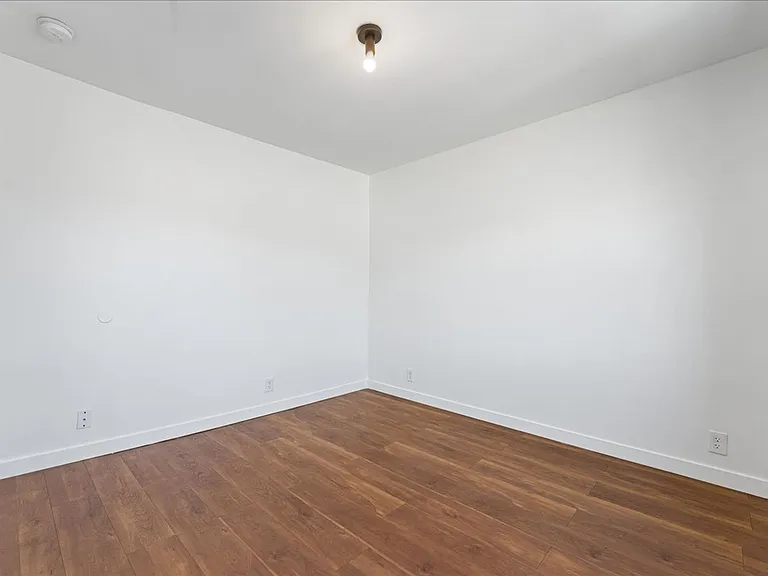 1437 E Windsor Rd #16 — Photo 11