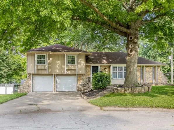 3822 S Trail Ridge Dr, Independence, MO 64055