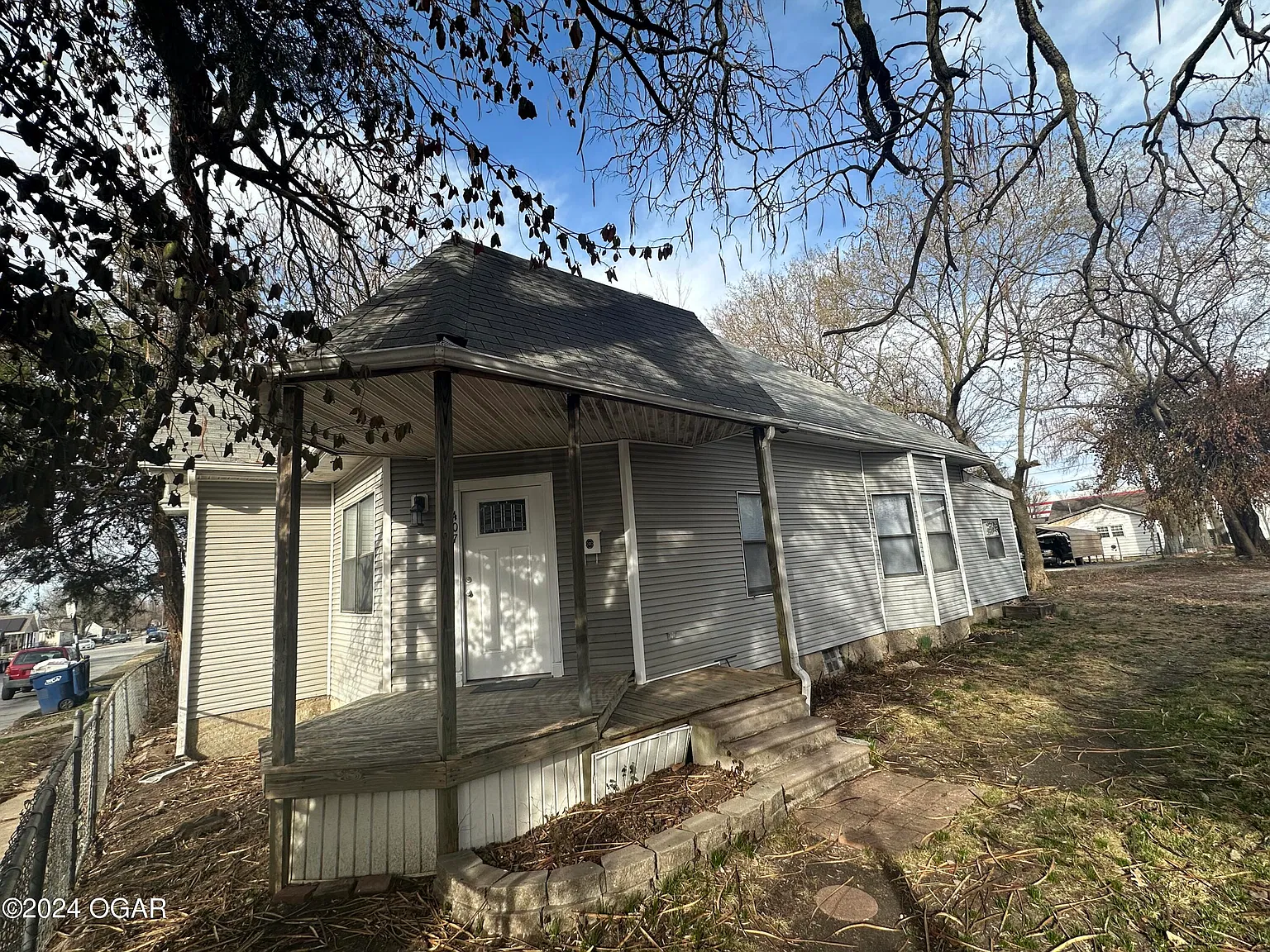 3 bed, 1.0 bath, 1112 sqft, $1,200 — Photo 1