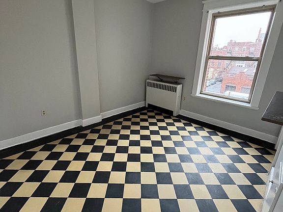 Bedroom w/ensuite bath