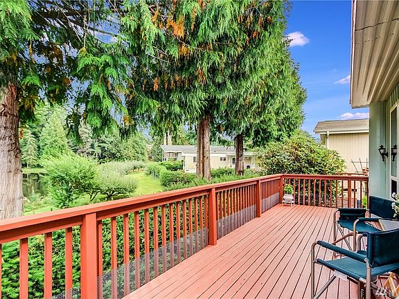 Entertainment-Size Deck where you can watch eagles soar, flocks of geese, ducks and herons land on the lake and feel a true sense of peace.