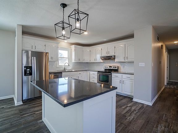 3rd image of 3407 Woods Dr
