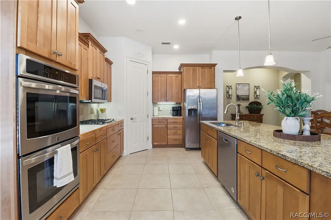 3 bed, 2.0 bath, 2194 sqft, $3,000 — Photo 3