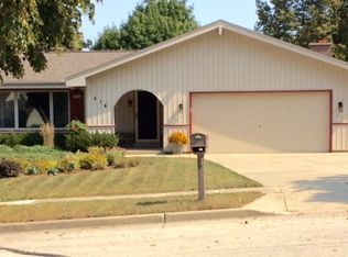 514 Partridge Ct, Pewaukee, WI 53072