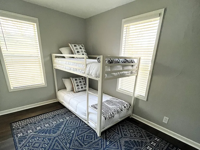 1124 N Twyckenham Dr — Photo 10