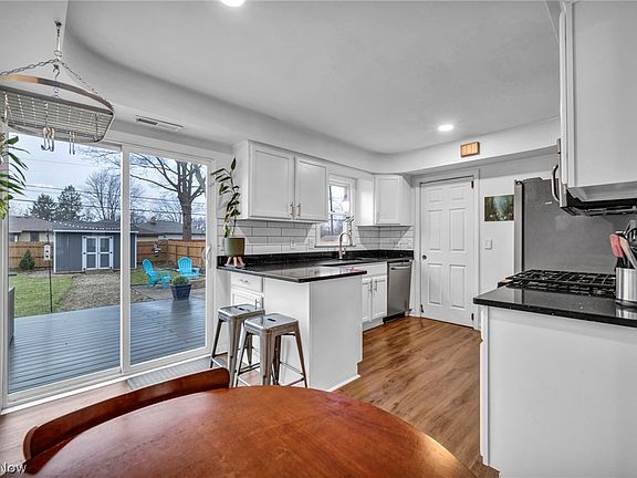 5th image of 7048 Oakwood Rd