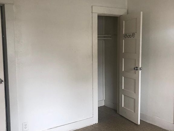 3rd image of 943 W 50th Pl
