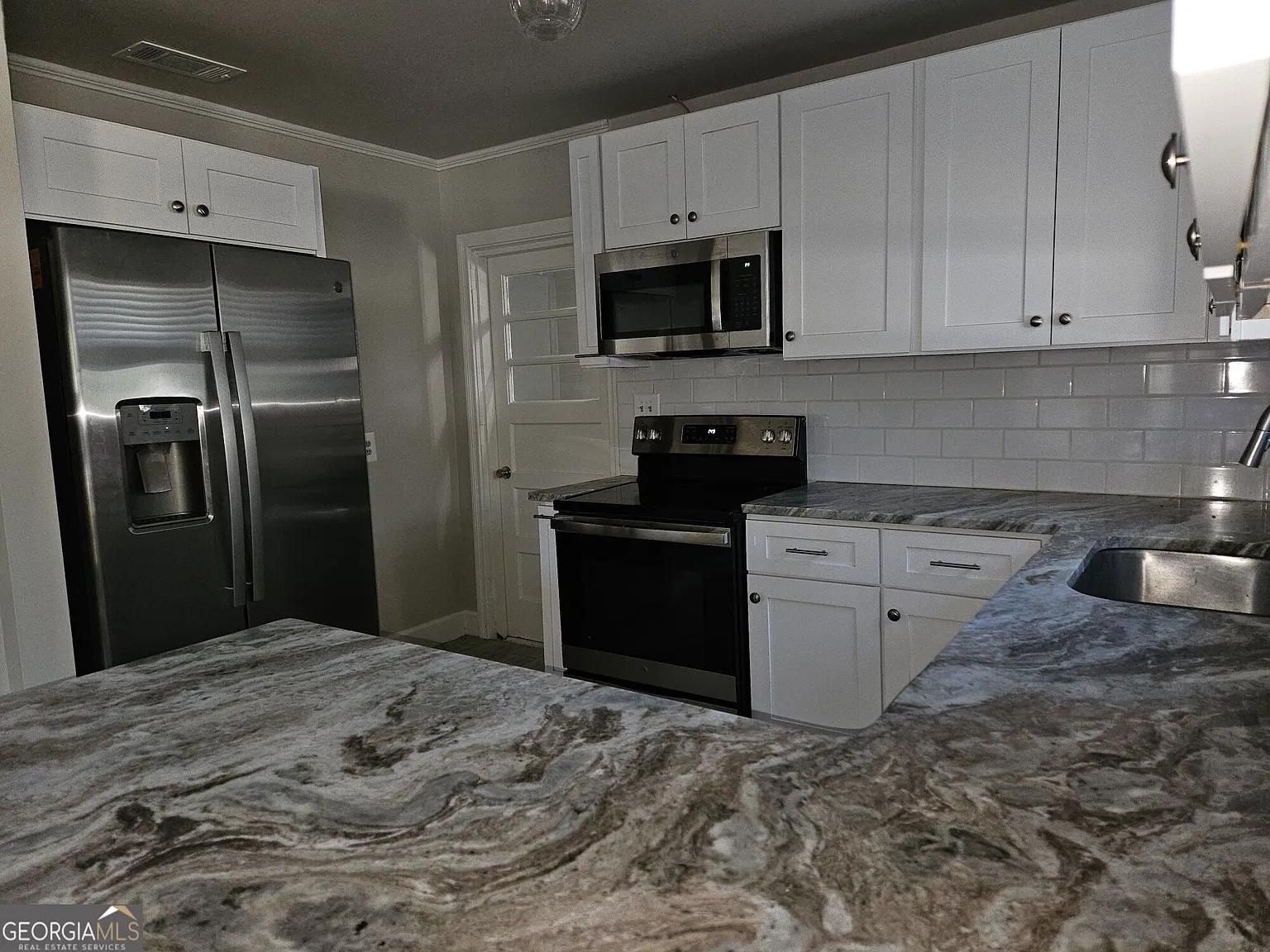 2 bed, 1.0 bath, 905 sqft, $1,395 — Photo 4