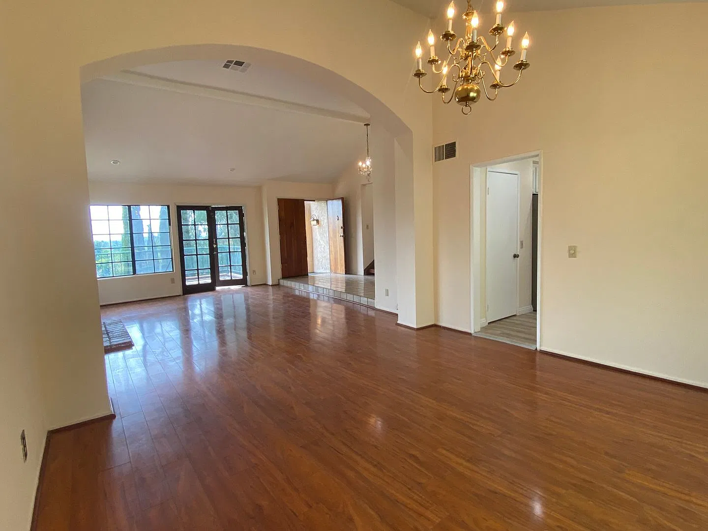 Beautiful Views, Spacious 4 bed 3.5 bath home West Hills — Photo 3