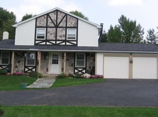 6159 Hunters Dr, Farmington, NY 14425