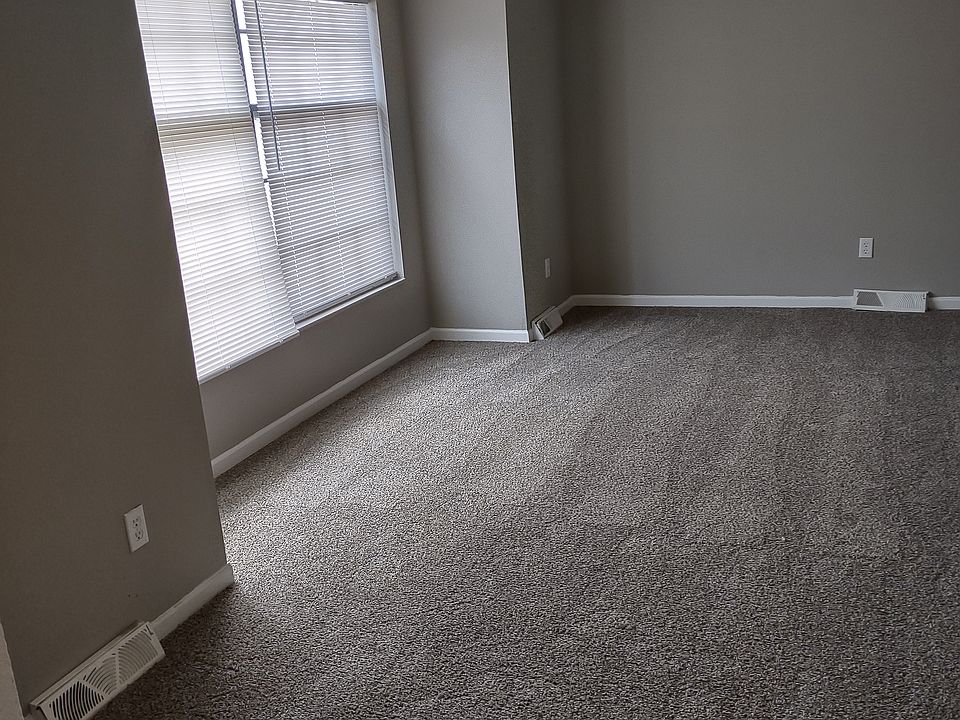 2nd image of 901 NW Canterbury Rd